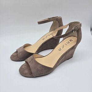 Unisa Taupe Suede Wedge Sandals Womens 8.5 Ankle Strap Peep Toe Classic Heels